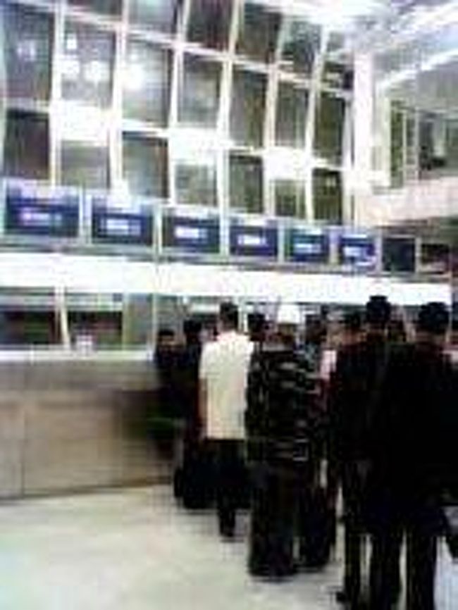 [２００７/３/１６]　(国際線コネクティングカウンター)<br /><br />国内線のチェックインカウンター（乗り換え）の反対側に、国際線のコネクティングカウンター（乗り換え）があります。横手側の近くに上の階（出発階）に上る階段がありました。