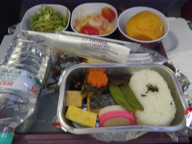 もう一方の、鮭メインの和食。私は今回もこちらを食べました。本当に美味しかったです。みんなで味比べしました。満足・満足