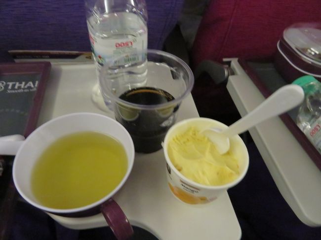 やっぱりアイスクリームが出ました。機内では特別美味しさが増す気がします。熱い緑茶と赤ワイン…。無料なのでやたら貰いました