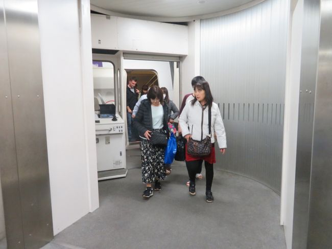 機内から出たとたん、寒いの何のって…。日本は11月末ですもんね