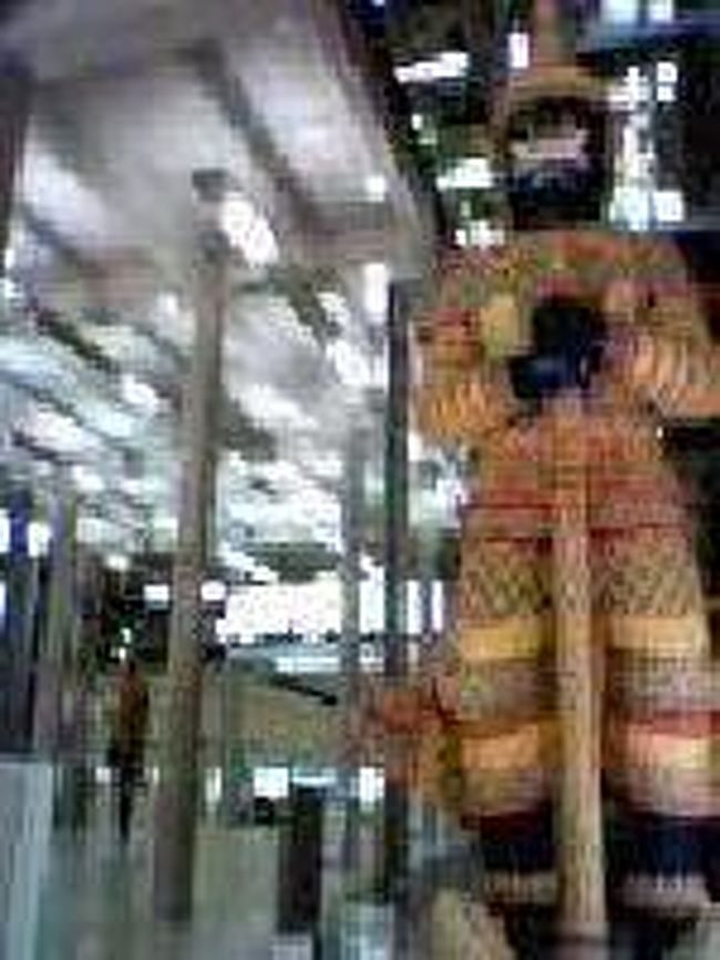 [２００７/３/１６]<br /><br />この建物はアーミーナイフのような形をしていて、両端から3本のターミナルが伸びている感じです。本体の建物はは中央館になり、出国や入国専用に使われているようです。到着ターミナルから中央館の中央にくると入国審査のホールにくる。これはお客さんを出迎える像。