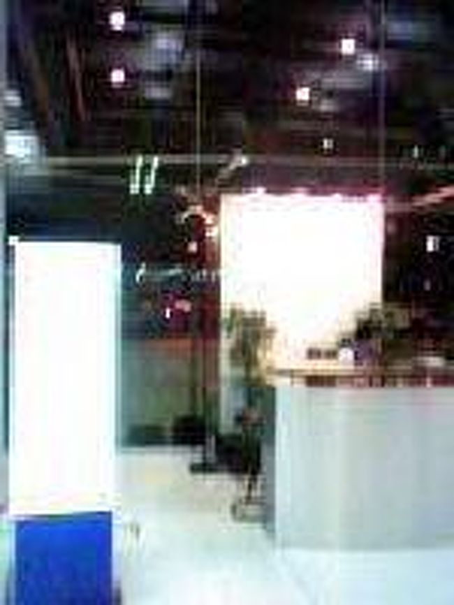 [２００７/３/１６]　(リムジンバスの案内)<br /><br />２階の到着ホールからエスカレーターで1階に下がると、リムジンバス乗り場や、シャトルバス乗り場があり、ここは１階の左手側出口の前にあるリムジンバスの案内です。現在は市内まで１５０バーツです。　　　　（AE1)BTSサラジンからＳＩＬＯＭ方面へ。（AE2)カオサン方面へ。　　（AE3）スクンビットからセントラル・ワールド方面へ。（AE4）ファランポーン（中央駅）方面　の4路線です。