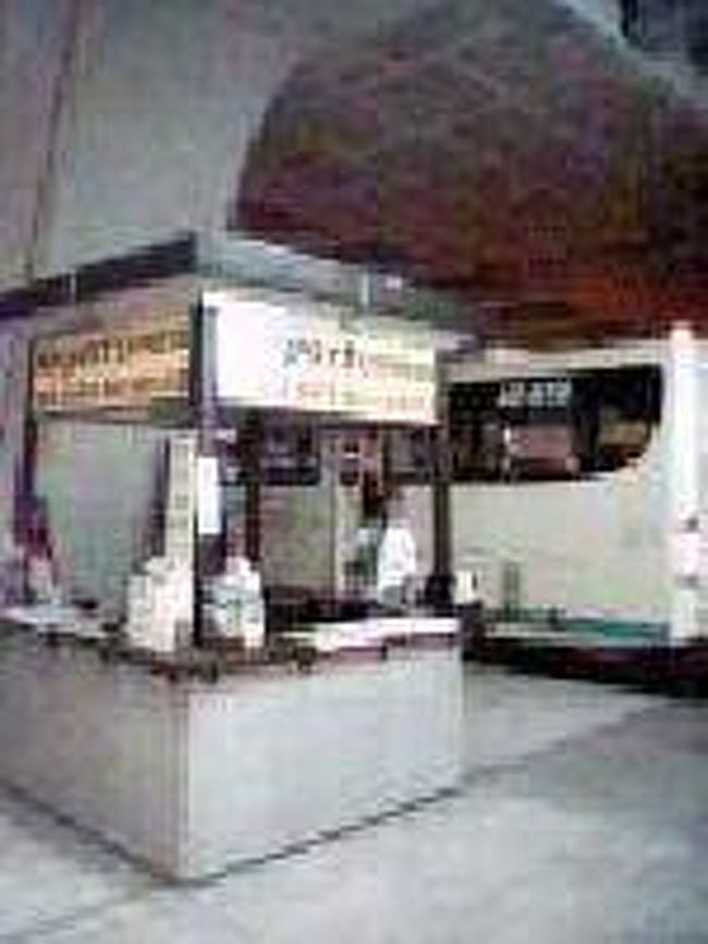 [２００７/３/１６]　(リムジンバス乗り場)<br /><br />出口をでるとすぐリムジンバス乗り場があります。ここで切符を買いバスに乗ります。でも時間に余裕があって、もっと安くバスに乗って市内に行きたい人は、別の方法があります。