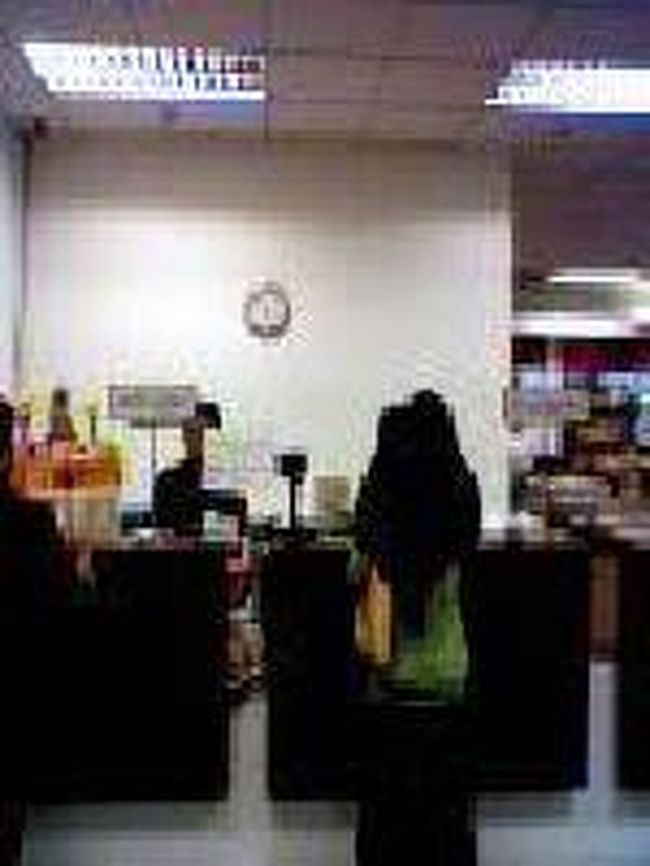 [２００７/３/１６]<br /><br />入口を入り、すぐ左手に金券を販売するレジがあります。ここで現金を金券に換えて、売店のカウンターで金券で清算するシステムです。余った金券は、またこのレジで現金に交換してくれます。<br />(このシステムは、タイ国内でよく見られるやり方です。)