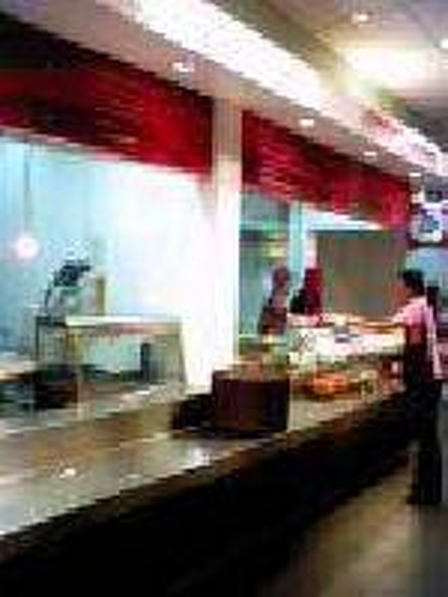 [２００７/３/１６]<br /><br />３階のレストランでは大体１品１００バーツ以上なのに、ここではジュース１本とタイ式そばで３０バーツ位で済ませられます。箸やスプーンはホールの中央の柱の横にありますので注意して下さい。各店のカウンターで注文し、直接に金券で精算します。