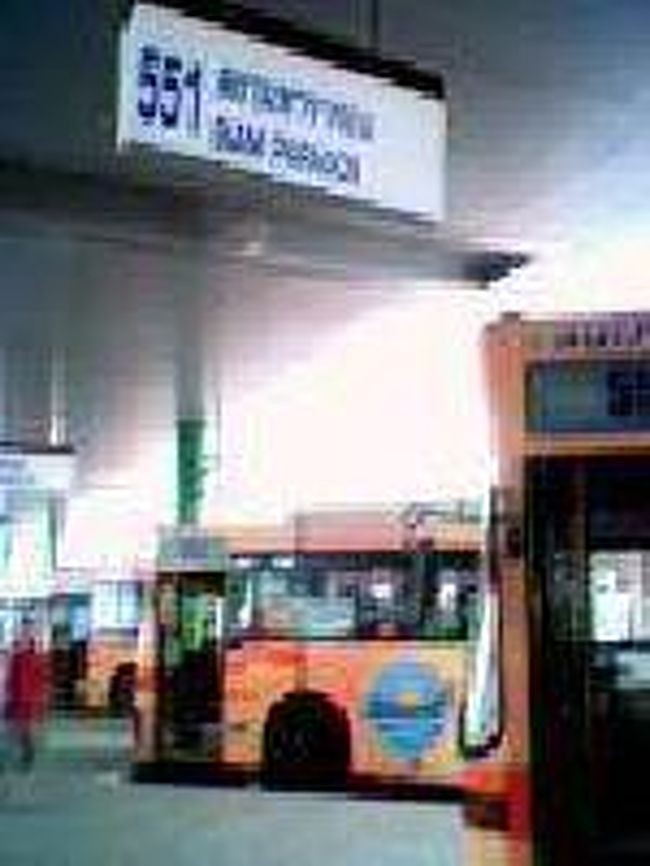 [２００７/３/１６]<br /><br />ここのバスの並びの反対側がシャトルバス乗り場です。ここのバスはすべて５００番台です。市内に向かう場合は５５１番がお勧めです。３０分ほどで市内に着きます。切符代は３４バーツです。ここからモーターウェイを走るバスは、２度ハイウェイの橋の下を通り、しばらくして２階レベルから地上レベルに下がると右手側に「La　Defanse」のビルが見えてきます。これが見えると左手側にバス停があります。1度目のバス停。<br /><br />ここを過ぎるとバスの前方に巨大な壁のようなビルが見えてきます。そして2度目のバス停です。右手側を見ると、黄色の「Shell　Autoservice」看板がみえます。ここがラチャダーピセーク通りとラマ9世通りの交差点の手前のバス停になります。ここから地下鉄の駅（ラマ9世駅）まで歩いて7分くらいです。556の南バスターミナル行きも、ここまでは同じルートです。552のスクンビット行きは空港の南側のパンナートラートを通ります。<br />これでバスにて市内へ向かう案内を終わります。