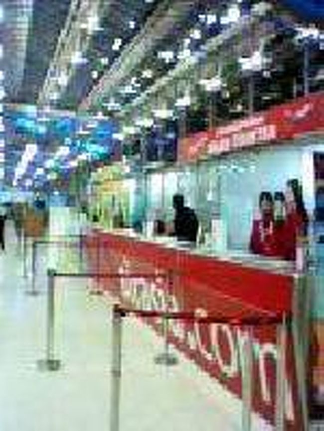 [２００７/３/１６]<br /><br />赤いのはＡＳＩＡＮ　ＡＩＲＷＡＹＳ　です。安くシンガポールやクアラルンプールに行きたい人にはいいんじゃないかと思います。