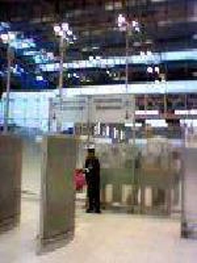 [２００７/３/１６]　(マダガスカルへ向けてタイ出国を出発)<br /><br />チェックインカウンターの後ろに搭乗口へ向かう入口があります。同じターミナルで国際線と国内線を扱うため、右手側の方に国際線のお客様の入口、国内線は左手側の入口になっています。