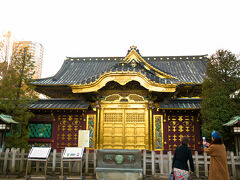 上野東照宮

金箔の扉が引き立っていた。