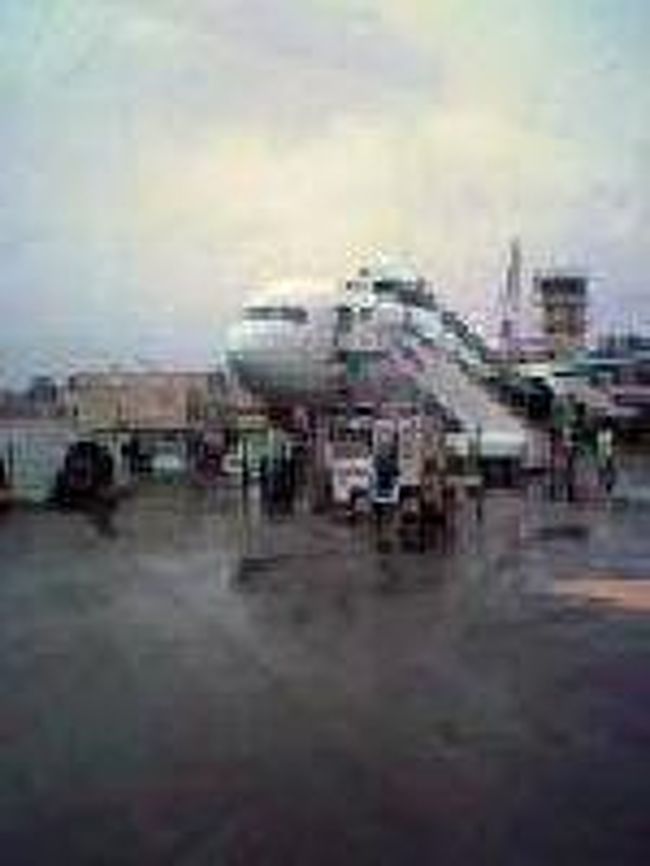 [２００７/３/１７]　(マダガスカル到着)<br /><br />マダガスカル航空にてアンタナナリボのイヴァト空等に到着。歩いてもターミナルはすぐそこなのにバスに乗せられ建物へ。中に入ると右手側にＶＩＳＡ申請用の窓口があり、外国人はみんな旅券とお金を渡していた。窓口を見ると、ビザ代はドルで16＄、ユーロで12?と書いてあったので、１６ドルと旅券を渡すと、ビザ欄に切手のようなスタンプを貼って返してくれました。それを持ってイミグレーションへ。