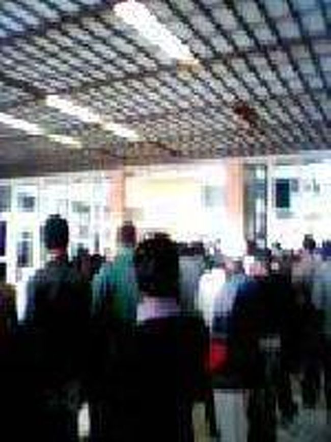 [２００７/３/１７]　(到着ホールにて)<br /><br />イミグレーションでは旅券以外に帰りの航空券の提示をさせられました。３日しかいないところ、３０日分の滞在許可をもらいました。　　　　やったーこれで無事入国。通関も簡単に通過して待合ホールへ。人だかりがあるけど半分はタクシーの運転手みたいですよね。