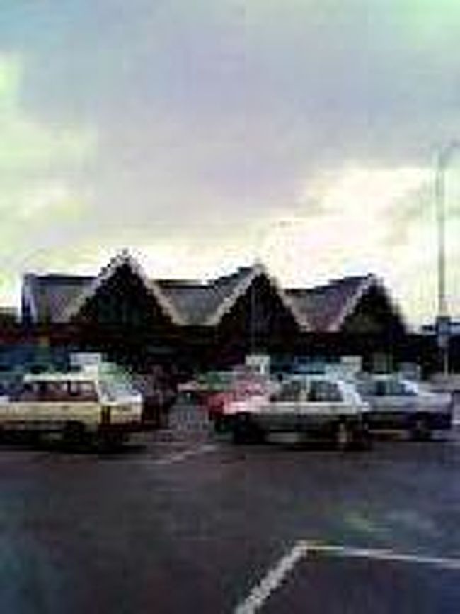 [２００７/３/１７]<br /><br />空港内でしつこいタクシーの運転手をふり払って外へ。空港前は広い駐車場になっていました。