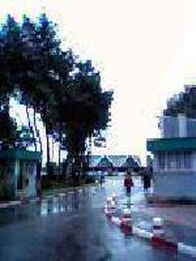 [２００７/３/１７]　(空港の出入口です。)<br /><br />しつこいタクシーの運転手は空港の出口まで付いて着ましたよ。だいたいの相場ですが、タクシーで市内まで20000から25000アリアリです。しかし、・・・・<br />