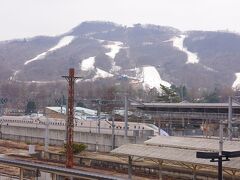 東京から新幹線で向かった軽井沢、4月初めはまだ雪が残っていました。