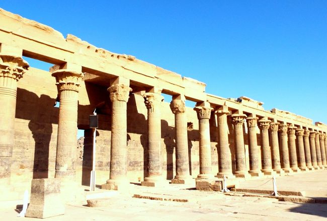 　桟橋を降りると、列柱廊が続いています。レリーフがとても繊細で美しい!!