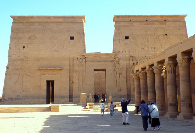 　現在遺っているイシス神殿は、有名なクレオパトラの父プレトマイオス12世が築いたもので、写真右側が神殿の入り口、右から第一塔門、誕生殿、第二塔門、本殿と続いています。