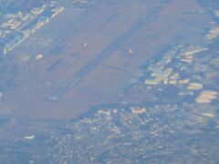 ・・・<厚木基地>・・・

上昇を続ける機内からお次に見えてきたのは「厚木基地」です。

滑走路手前には航空機の姿もうっすらですが確認できます。

