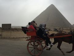 カフラー王のピラミッドと馬車。
馬の馬車とラクダが観光の乗り物です。
ぼられないように！
