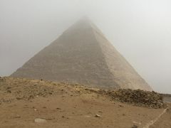 カフラー王のピラミッド
表面の化粧石は石灰石だそうです。
高さは息子だからかクフ王より10mほど低い136mだ。
一番原型を保っているので美しい。