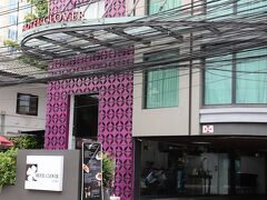 今回のホテルは「Hotel Clover Asoke Bangkok」決め手は駅に近くて、新しいこと。
と、もちろんお値段！！Expediaで予約パソコン4泊（朝食付）で、34,000円。
3泊なんだけど、帰国が深夜便なので、1泊はほぼ無駄になるんだけど、レイトチェックアウトの保証はないので、4泊にしました。 
小さいブティックホテルと言うのかな？アソーク駅まで、徒歩５分と立地最高です。