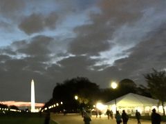 反対側(西)にはワシントン記念塔が見えます。

暗いところはiPhoneのカメラは苦手ですね。
実際はもっときれいです。
あともう少しでホテルです。

長くなりました。
14日分は別にその2にまとめました。

https://4travel.jp/travelogue/11310289