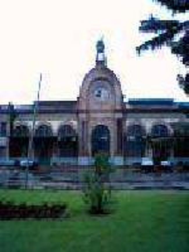 [２００７/３/１７]　(アンタナリボ鉄駅)<br /><br />イヴァト行きのタクシーブルース乗り場（Antanimena　Andrefana）から歩いて市内へ。空港からきた時、手前の十字路では一方通行で前に進めないため右手に迂回すことがわかりました。Marche Pochart まで歩いて20分位かかり、そして駅へ。入口は締め切っていたので、鉄道は貨物専用に使用されている感じでした。 