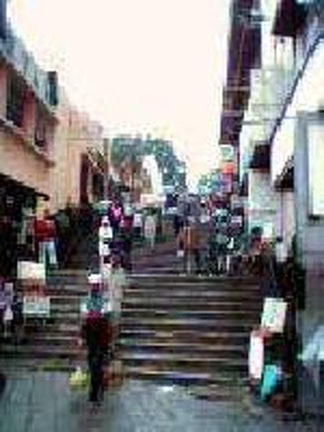 [２００７/３/１７]　(独立広場への階段)<br /><br />レストラン「ル・グラシエ」の前から少し坂道になり、少しすると右手側に独立広場に通じる階段がみえます。ここも外人がたくさん来るとこなので、お土産を売っている人がたくさんいます。