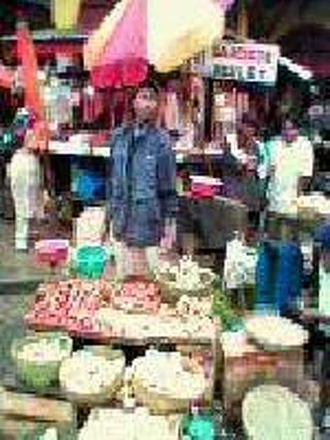 [２００７/３/１７]　(アナラケリーマーケット)<br /><br />アナラケリーマーケットのお肉屋さんの前で。