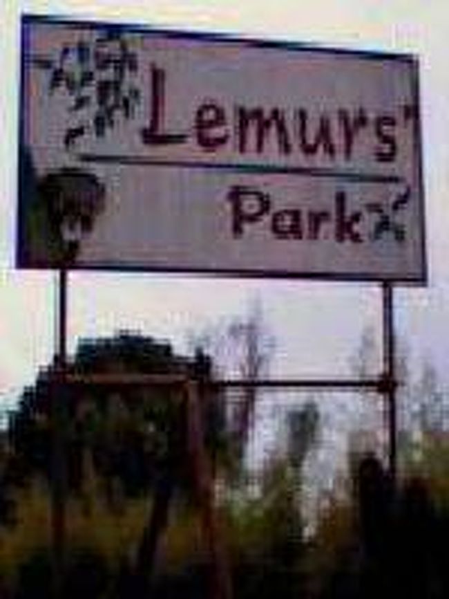 [２００７/３/１７]　入口の看板（レミューズ・パーク）<br /><br />お客さんで一杯にならないと出発できないとわかり、30分待ったあげくに、結局タクシーをつかうことにしました。花市場の前の通りでタクシーを拾い、4分位でロータリー式の交差点に突き当たります。看板にR1、R2、R3、R4ぐりらいの道しるべがありました。そこからR1の道を通り、小さな町を2つ抜けると大きな田園地帯を通ります。そこからまた2つの小さな町を抜けると右手側に白いコンクリート造りの建物が3軒並んでいるのが見えます。