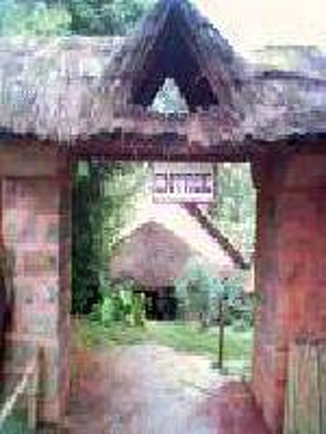 [２００７/３/１７]　(レミューズ・パークの入口)<br /><br />タクシーを入口横に待たして、いざ中へ。その先が案内所兼、お土産屋兼、カフェテラスでした。ここで1万アリアリを払うとガイドを紹介されてパーク内を案内されました。