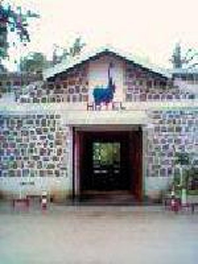 [２００７/３/１８]　(ホテル・ル・ドーファンの正面口)<br /><br />昨日アンタナナリボからの国内線が3時間近く遅れフォール・ドーファンには夜10時過ぎに到着。空港の外ではタクシーが客待ちしていたので、それに乗り町までいきました。ただでさえ田舎なのに街灯がまったく無く、どこを走っているか、まったく見当がつきませんでした。あげくにガイドブックに載っている安宿はどこも閉鎖している状態でした。しかたがなく地元で一番有名なホテル・ル・ドーファンにいくことにしました。