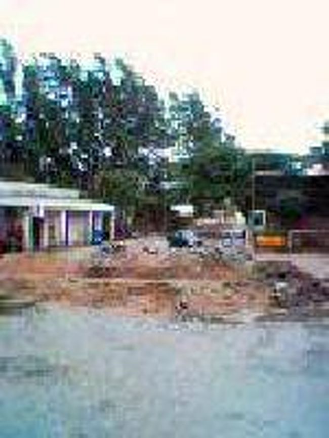 [２００７/３/１８]　(町の中央広場)<br /><br />夜遅れて着た関係で、ここの旅行会社に翌日のベレンティー保護区へのツアーがあるか確認できませんでした。翌朝ツアーがなさそうで、フロント前には誰もいませんでした。しかたがなく今日はナハンプアナ保護区に行くことにしました。朝食後ホテル前から歩いて街中を散策後ナハンプアナ保護区へ。<br />しかし地球の歩き方に乗っている町の地図で、中央広場に着たんですが、どのホテルも閉まっているし、至る所で工事していました。まるで廃墟みたいでしたね。