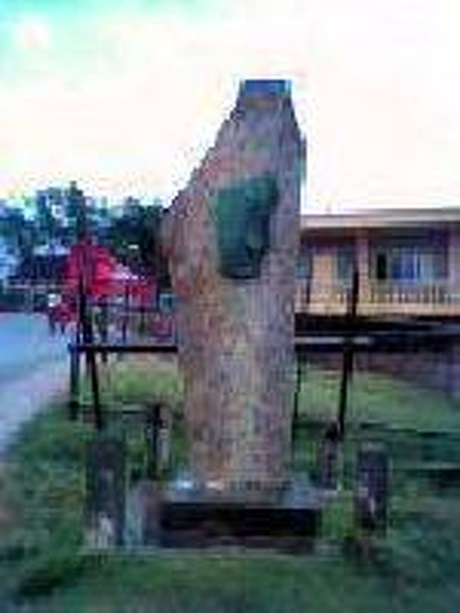 [２００７/３/１８]　(分岐点にあったモニュメント)<br /><br />町から空港とサン・ルイ山への分かれ道のところに、こんな感じのモニュメントがあります。ここから右手側を海沿いにすすんでいくと、