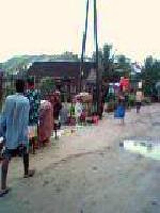 [２００７/３/１８]　(村の市場風景)<br /><br />少し大きめな村に来ます。市場というより道端で農家の人が集まって農作物を売っているとう感じです。<br />