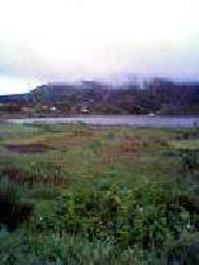 [２００７/３/１８]　(村の郊外の風景)<br /><br />村を過ぎると左手側に湖が見えてきます。このあたりは淡水湖が多いのか、釣竿を持って歩いていく若い衆がたくさんいました。