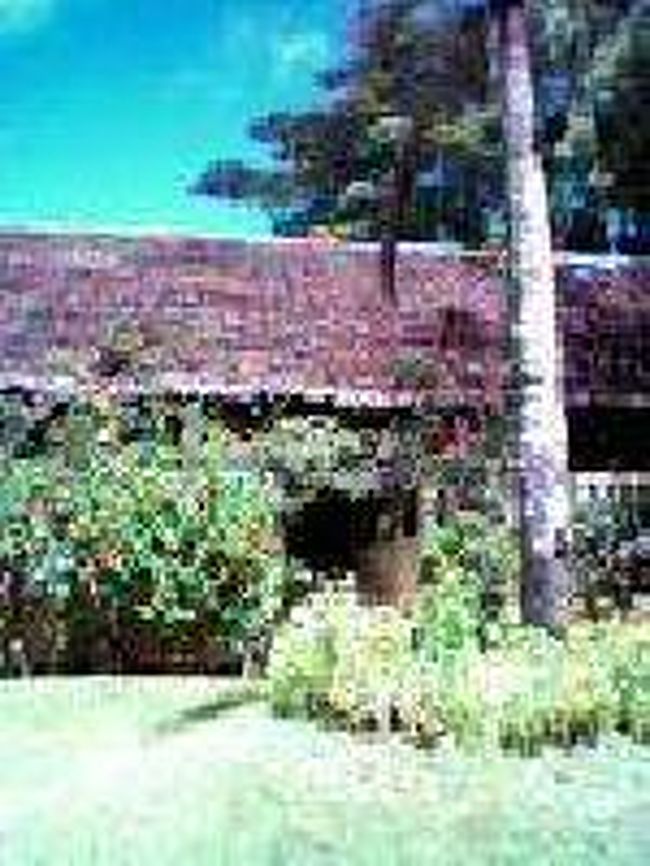 [２００７/３/１８]　(保護区の受付案内所)<br /><br />ここが案内所です。誰もいないので「誰かいますか～」っと叫ぶと女性がでてきました。ここにくるまで歩いて２時間かかりましたと言うと、私も毎日２時間かけて、ここに着ていますと返事されました。ここで　　　　２２０００アリアリを払いました。今ガイドがいないといわれ、代わりに管理人らしい人を紹介されて、中を案内してもらいました。