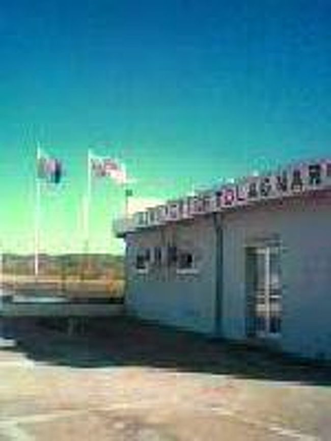 [２００７/３/１８]　(フォールドーファン空港正面)<br /><br />ホテルが空港にお客さんを迎えにいくということなので、一緒に乗っけてもらいました。でもしっかり５０００アリアリ取られました。昨日は暗くてわからなかったけど、けっこう小さな空港に到着したことがわかりましたね。