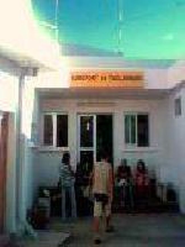 [２００７/３/１８]　(フォールドーファン空港正面口)<br /><br />待合ホールが狭いので、チェックイン後に外で待つお客さん。