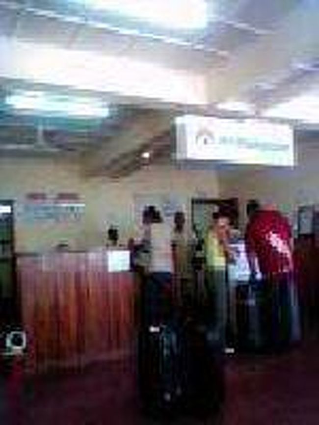 [２００７/３/１８]　(チェックインカウンターにて)<br /><br />建物に入ると、すぐ右手側にカフェのカウンターバーがあり、前方にチェックインカウンターがあります。この後、手荷物のX線検査があり出発待合室へ。建物から飛行機へは歩いていきます。　　　　　　　　　　アンタナナリボに戻ると夜になっており、タクシーブルースはもう走っていないので、タクシーの運ちゃんがうるさいことうるさいこと。交渉して市内まで２００００アリアリにしてもらう。独立大通りにいくが、ここも結構暗い。大通り沿いのホテルにすぐチェックインする。<br /><br />