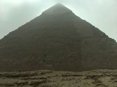 カフラー王のピラミッドの上の方には白っぽい表層石が分かります。
父のクフ王のに比べて少し小ぶりだけど一番美しい。
内部にも入れるそうですが入りませんでした。
