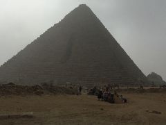 スフィンクス方面から見て一番左の低いのがメンカウラー王のピラミッドです。
65.5mと半分以下と小さい。
パノラマポイントに行くと手前に見えるので大きく見える。
右横にあるのは小さい王妃のピラミッドです。