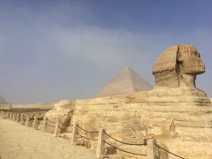 スフィンクス
Sphinx
の全長は57mです。
高さは20mしかありません。
後ろはクフ王のピラミッド。
