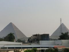 Cairo Pyramids Hotel
ホテルの屋上からの方が良く見える。
部屋からも良く見えます。
