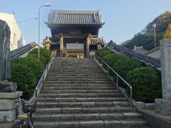 道をたどると、中国側の宿泊所であったお寺に行き着く。
浄土宗の引接寺だ。