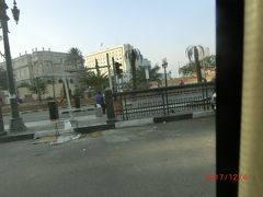 タハリール広場
Tahrir Square 
は、道路の交差点の真ん中にありました。
じっくりと観光できるようなところではありません。
塔が中央にあり、銅像もありました。
