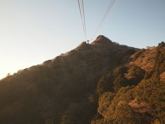 ロープウェイで女体山へ。
ここでも後悔がありまして...当初はケーブルカーで山頂へ向かう予定で、真っ先に目についた市営第三駐車場へ車を停めました。まず、第三駐車場が神社まで遠い！！ケーブルカーに近いのは第一駐車場か第二駐車場です。ケーブルカー乗り場まで20分くらいかかりました。
さらに、今回の目的、夜景を見るためのスターダストクルーズに参加するには、ロープウェイじゃなきゃいけなかったんです。筑波山にはケーブルカーとロープウェイが山頂まで運行していますが、その乗り場は車で10分以上離れたところにあるため、私たちはしぶしぶ駐車場に戻り、ロープウェイ駅へ向かいました。
このため、時間も駐車代もロス...。予定していた男体山登頂を断念せざるを得ませんでした。