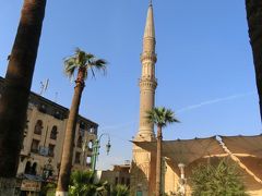 ガーマ・ホセイン
The Mosque of el-Hussein
は、もうかなり北にあります。ハーンハリーリバザールの東側です。
ラマダーンの時などには礼拝の儀式で賑わうそうです。
ミナレットの横のテントのようなものを3つとも開いて日除けにしていた。
前には広い広場がありました。
ミナレットは細く尖り19世紀の建設。