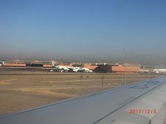 カイロ国際空港 (CAI)
Cairo International Airport (CAI)
は広いです。
17:20、ギザのホテルから北東に25kmほど、カイロ市街を通過して行きます。
