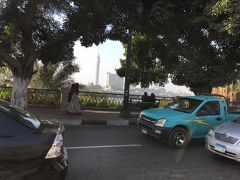 ナイル川沿い遊歩道の横の道路を行ってると間から
カイロタワー
Cairo Tower
が見えました。
ロータス(蓮)をかぶった塔に上がれば展望台から市街が見渡せます。
