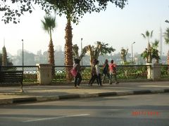 ナイル河沿い遊歩道
Nile River promenade in Cairo
は、ナイル川の右岸沿いに遊歩道があります。
写真の道路脇の歩道ではなく、川沿いに下に降りたところです。
降りて歩いてみたい！